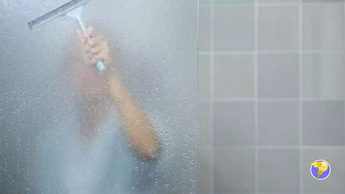 2 Astuces pour se Débarrasser des Traces de Calcaire sur les Vitres de la Salle de Bain